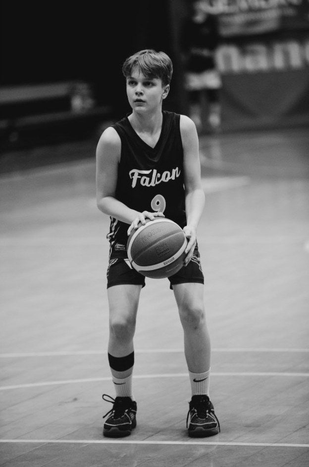 Basketballspiller klar med bolden