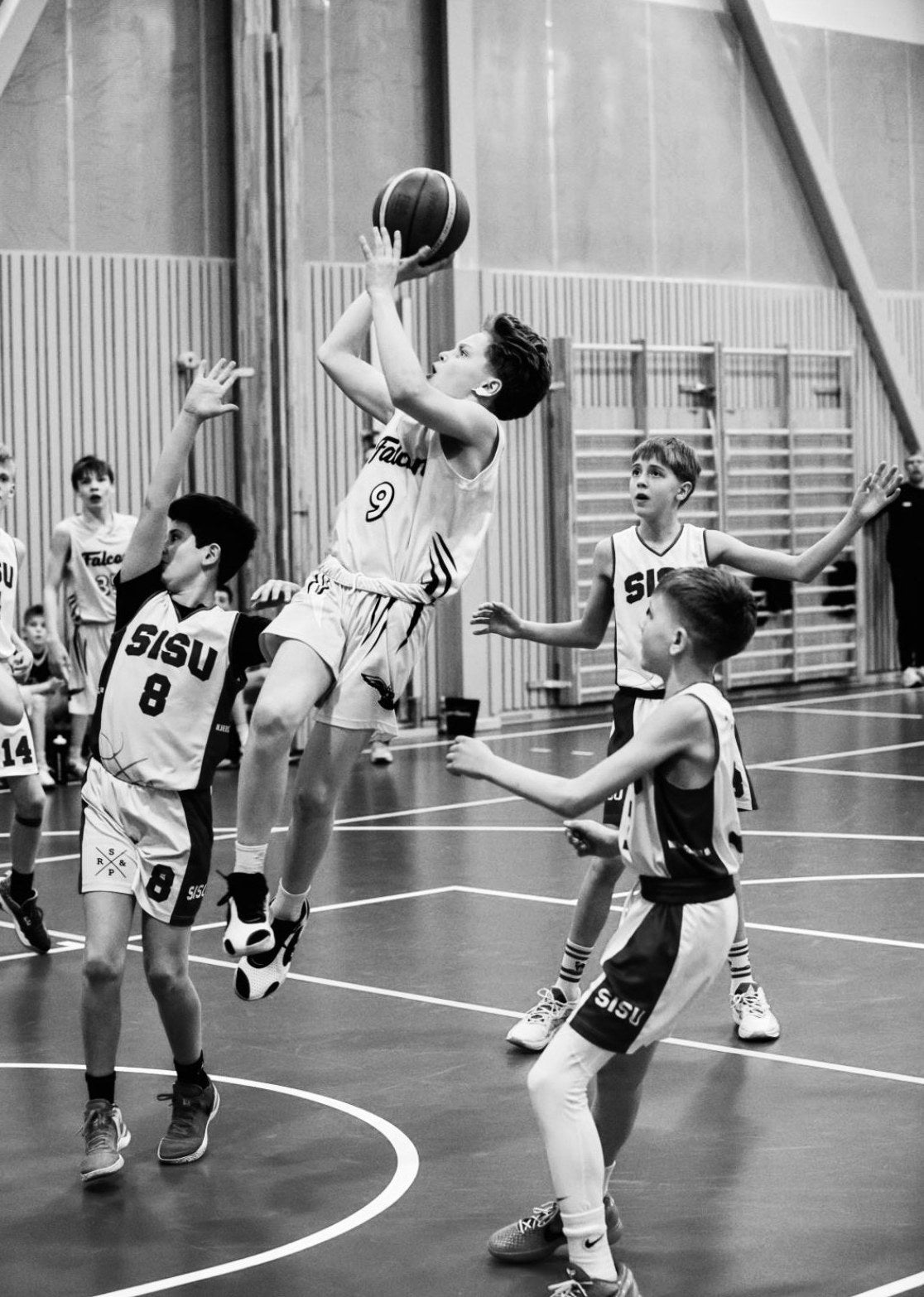 Basketballspiller i hop mod kurven